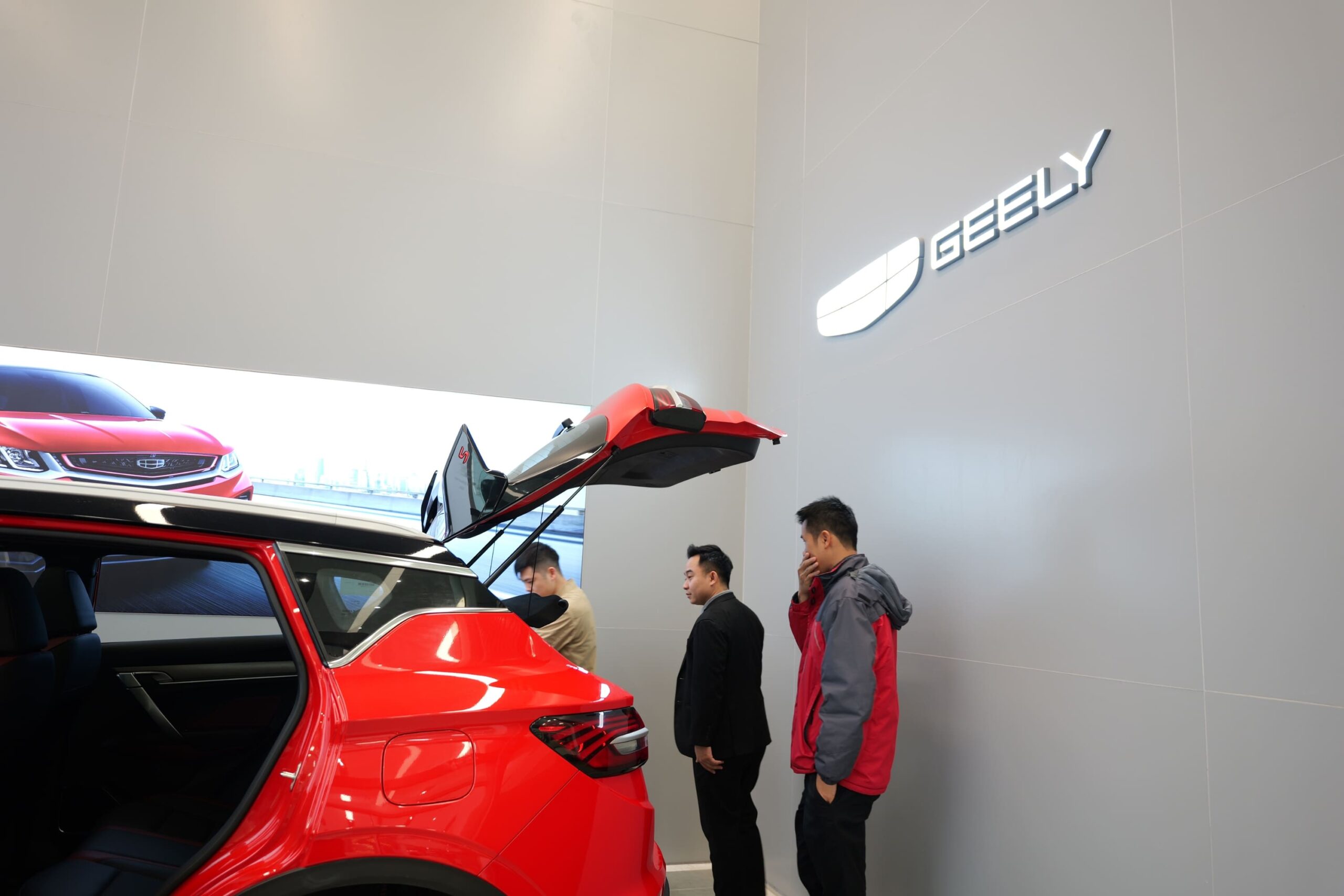 Đội ngũ Geely Phú Quốc hỗ trợ khách hàng nhiệt tình